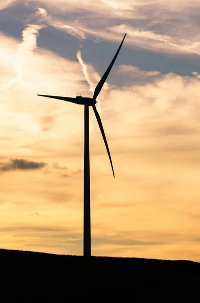 Eolienne Dans Lumière Arrière Soleil Avec Ciel Jaune Nuages — Photo