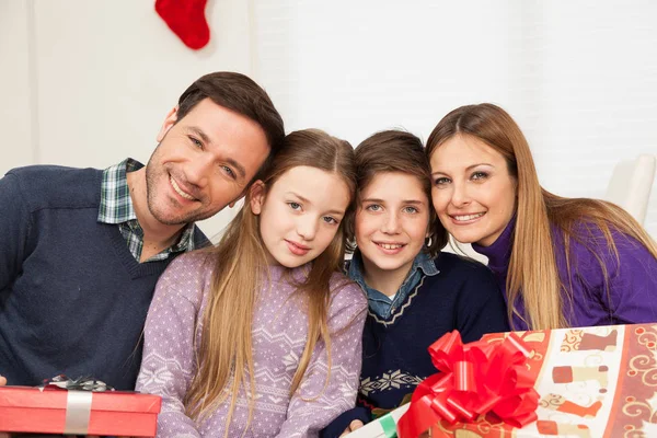 Feliz Familia Pasando Tiempo Juntos — Foto de Stock