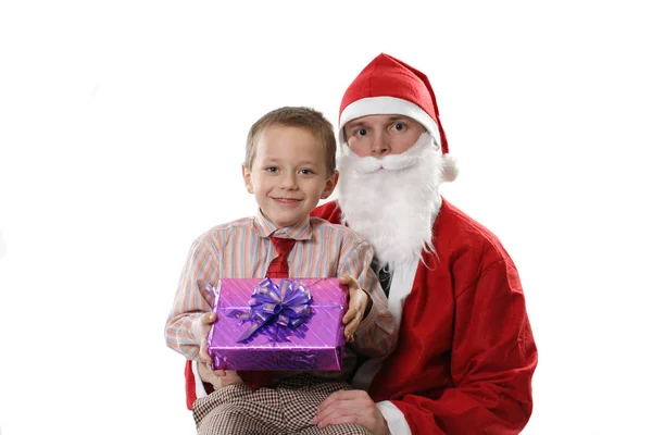 Santa Pose Avec Petit Garçon Cadeau Sur Fond Blanc — Photo