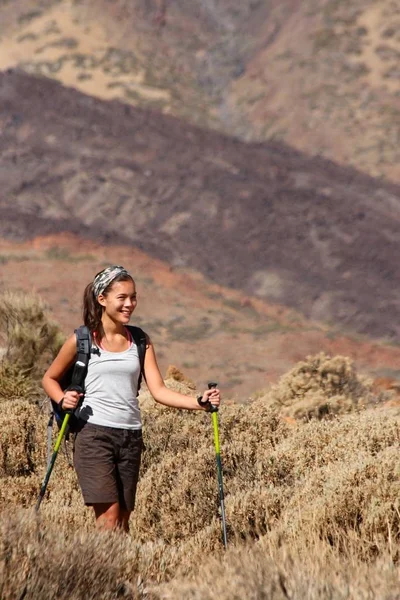 Senderismo Mujeres Joven Hermosa Mujer Caminar — Foto de Stock