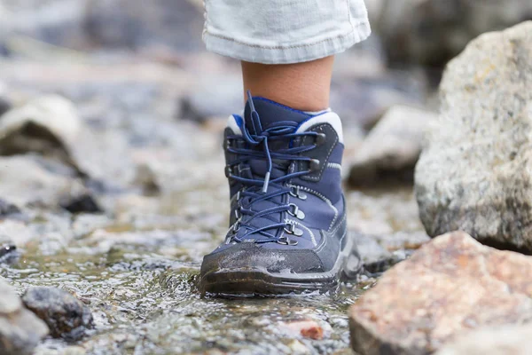 Mujer Caminando Través Una Cascada Italia Enfoque Selectivo — Foto de Stock