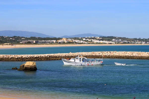 ラゴス アルガルヴェ ポルトガル 2013年3月25日 ラゴス港とマリーナの狭い場所に入る観光船 2013年3月25日 ポルトガルのラゴス — ストック写真