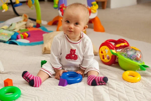 Kaukasisches Mädchen Spielt Auf Einem Fußboden — Stockfoto