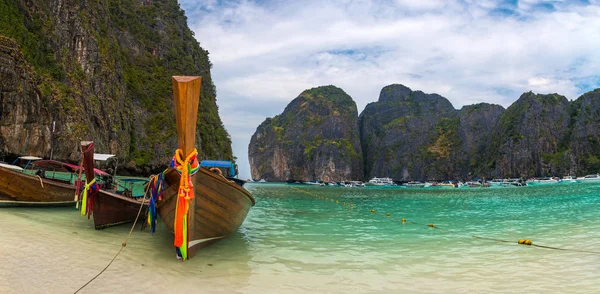 พาโนรามาของชายหาดท งดงามท าวมายา ในเกาะพ ประเทศไทย — ภาพถ่ายสต็อก