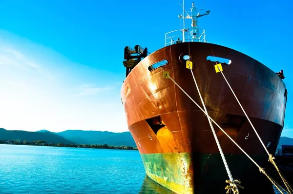 Grote Vervoer Boot Bij Baai Tegen Blauwe Hemel — Stockfoto