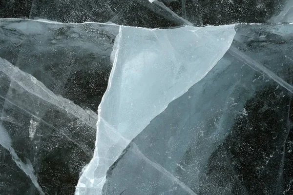 凍結する川に割れて氷の三角形の形状 — ストック写真