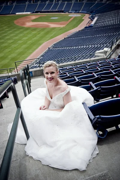 Модель Свадебном Платье Позировала Бейсбольном Стадионе — стоковое фото