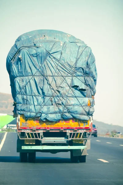 Camion Indien Surchargé Conduisant Sur Autoroute Nationale — Photo