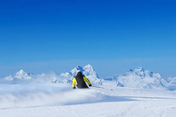 Esquiador Esquiando Cuesta Abajo Las Altas Montañas Vista Trasera Solden — Foto de Stock