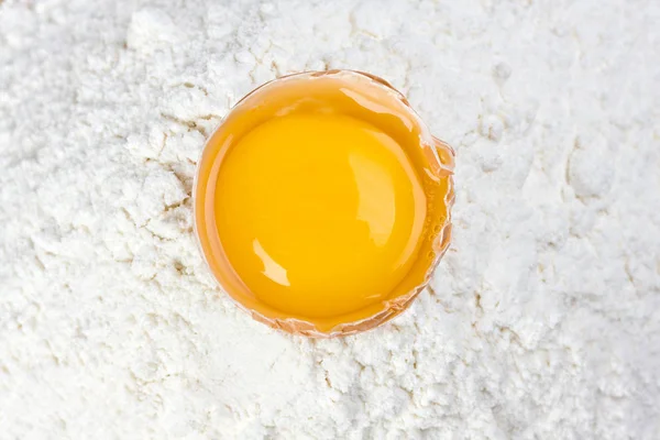 把鸡蛋放在面粉床上 — 图库照片