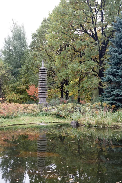 Jesienny Park Stawem Dekoracyjną Kamienną Pagodą — Zdjęcie stockowe