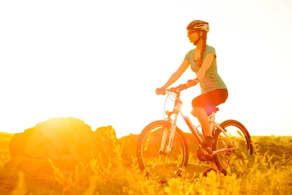 Jovem Mulher Montando Bicicleta Montanha Trilha Rochosa Verão Pôr Sol — Fotografia de Stock