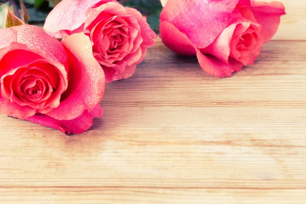 Piękne Różowe Róże Stole Miejsce — Zdjęcie stockowe