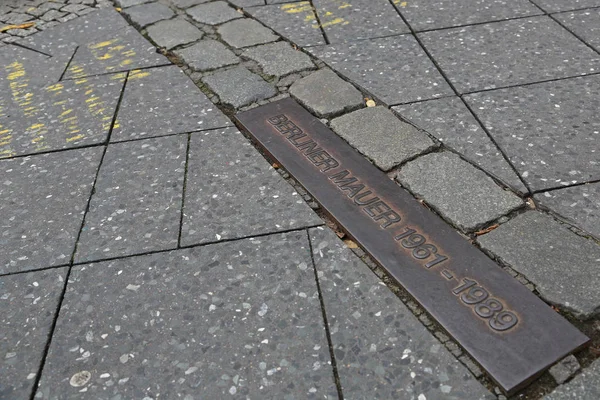 Firma Camino Para Mostrar Lugar Del Antiguo Muro Berlín — Foto de Stock