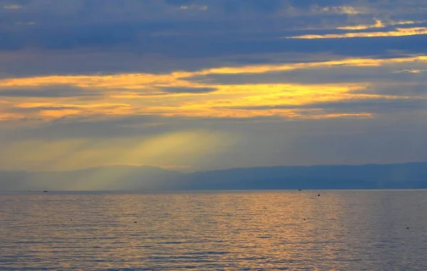 Gündoğumu Sarı Turuncu Göl — Stok fotoğraf