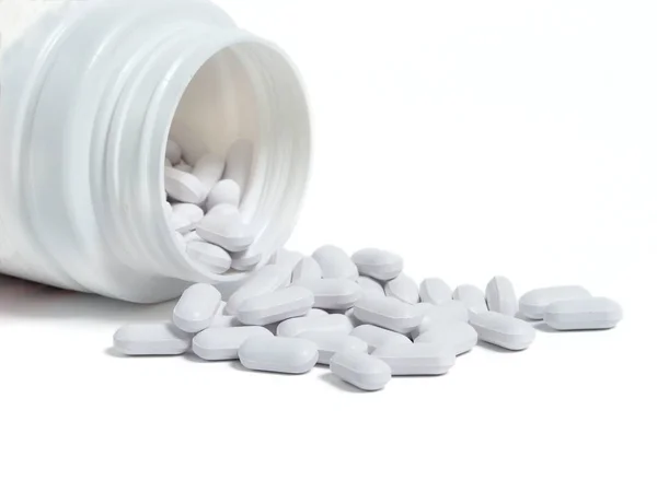 Tabletler Üzerinde Beyaz Izole Şişe — Stok fotoğraf