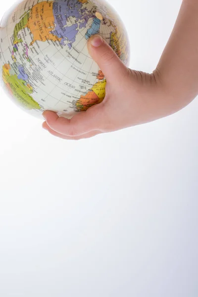 Criança Segurando Globo Uma Caneta Fundo Branco — Fotografia de Stock