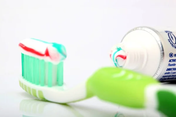 Focus Dentifrice Brosse Dents Flou Gros Plan Sur Fond Blanc — Photo