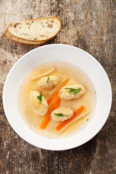 巴伐利亚塞莫利纳饺子汤与胡萝卜 — 图库照片