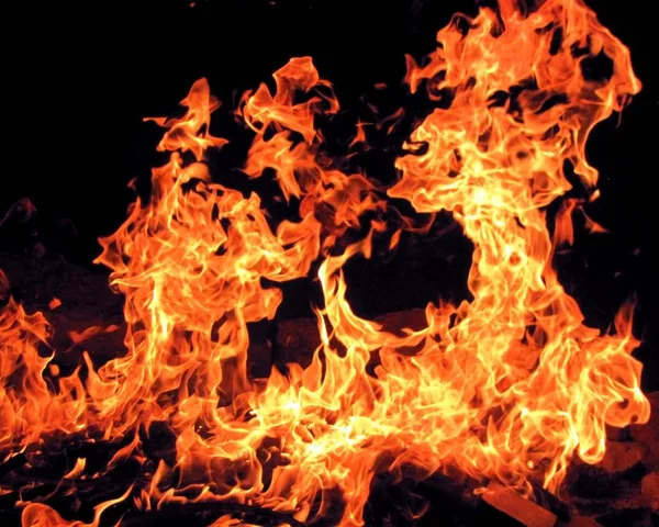 Яркое Пламя Черном Фоне — стоковое фото