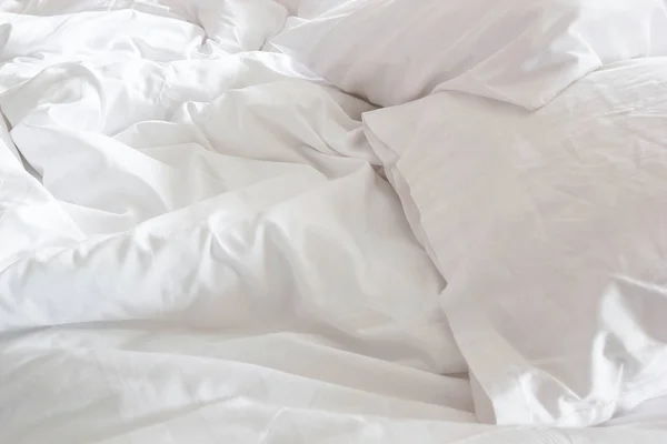 顶视图的白色枕头在床上和皱凌乱条毯子 在卧室里 在一个漫长的夜晚睡不着觉 — 图库照片