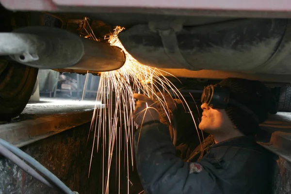 Saldatore Fuoco Scintille Lavorando Sotto Una Macchina — Foto Stock