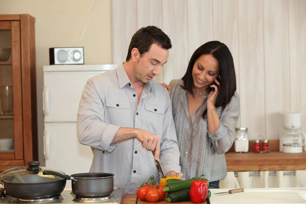 Couple Préparant Repas Ensemble — Photo