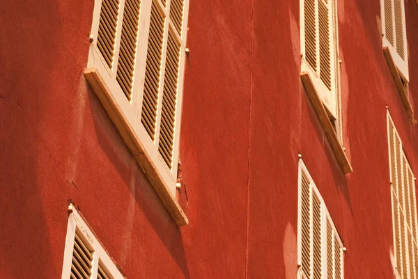 Bílá Okna Červené Fasádě — Stock fotografie