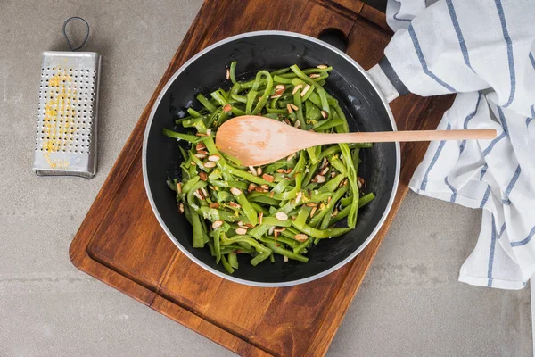 Kavrulmuş Badem Ile Yeşil Fasulye Üstten Görünüm Fry Pan Mutfak — Stok fotoğraf