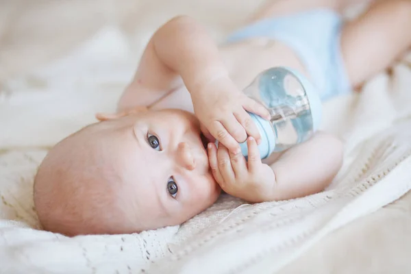 Retrato Bebê Bonito Meses Bebendo Água Uma Garrafa — Fotografia de Stock