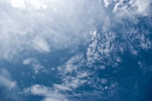 Nuvens Brancas Suaves Contra Céu Azul — Fotografia de Stock