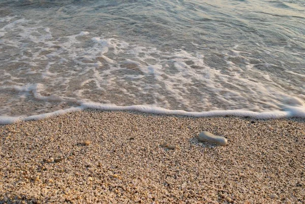 Tropische Zandstrand Met Zee Golven Stenen — Stockfoto