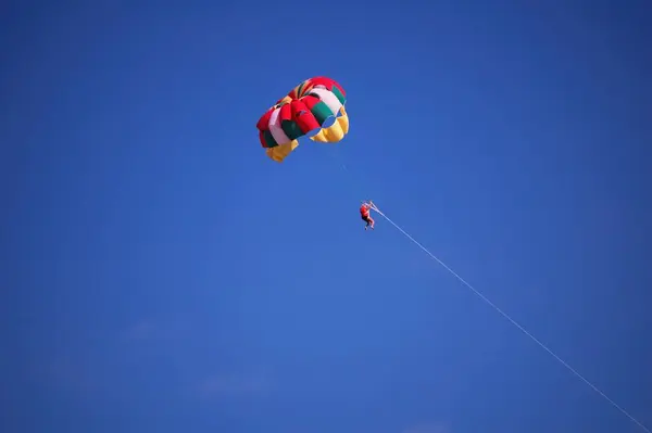 Vluchten Een Parachute Door Een Heldere Zomerdag — Stockfoto