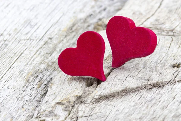 Dos Corazones Rojos Sobre Fondo Madera —  Fotos de Stock