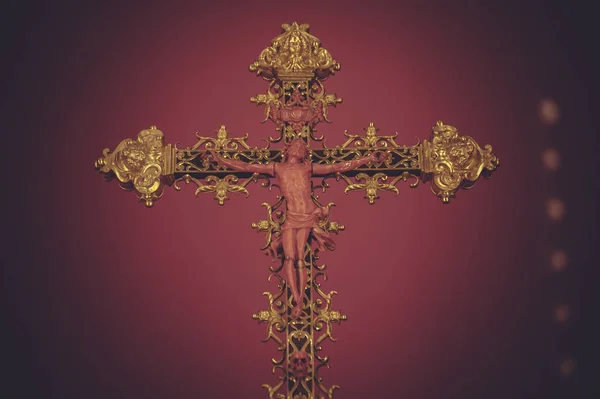 Schatten Van Goud Kostbare Juwelen Kruis Religieuze Symbolen Gemaakt Van — Stockfoto