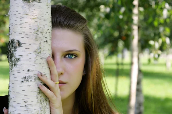 Chica Ojos Azules Mira Hacia Fuera Debido Árbol — Foto de Stock