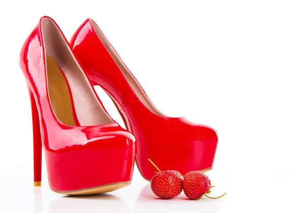 Червоний Високий Каблук Жіноче Взуття Полуницею Білому Тлі — стокове фото