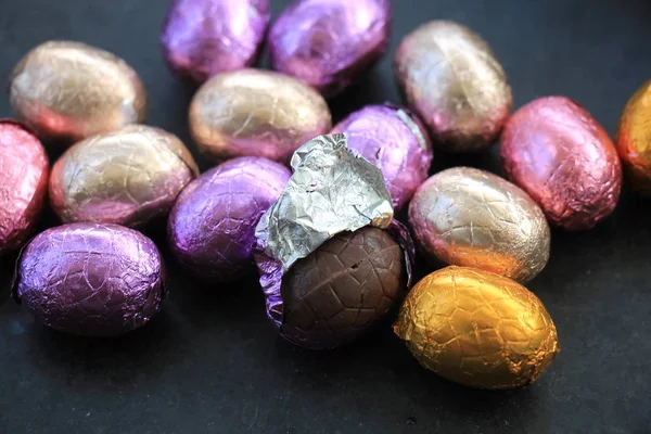 Grupo Ovos Páscoa Chocolate Envoltos Papel Alumínio — Fotografia de Stock
