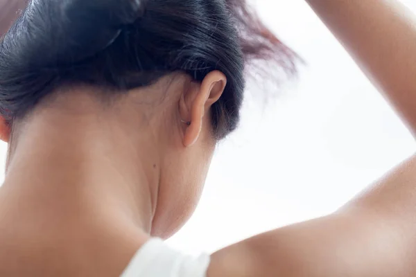 Self Making Fryzura Pomocą Klipu Przez Indian Girl Białym Tle — Zdjęcie stockowe