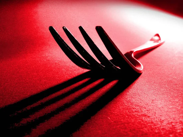 Tenedor Cena Luz Directa Con Sombra Larga Sobre Fondo Rojo — Foto de Stock