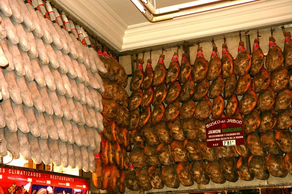 Τεράστια Ποικιλία Ισπανικών Jamon Διάφορες Τιμές Και Ποιοτικά Σημεία — Φωτογραφία Αρχείου