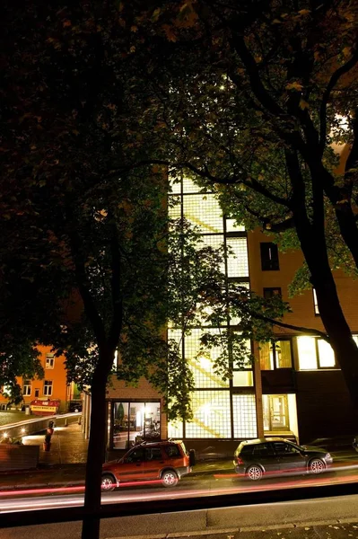 Una Calle Por Noche Con Una Escalera Edificio Moderno — Foto de Stock