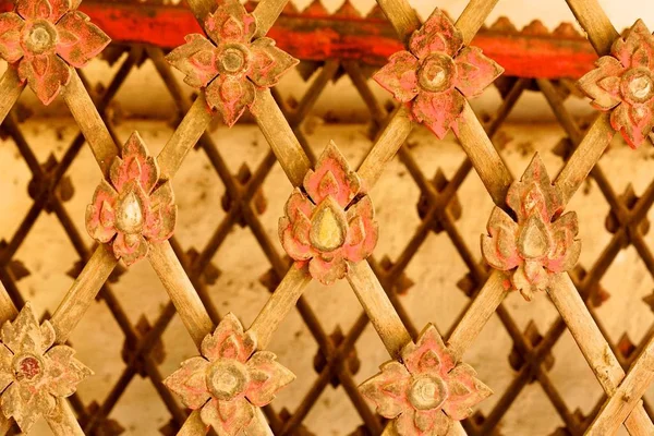 Das Detail Der Alten Thailändischen Verzierten Muster Die Handwerkliche Holzschnitzerei — Stockfoto