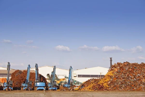 Una Tipica Discarica Fronte Cielo Blu Lucido — Foto Stock