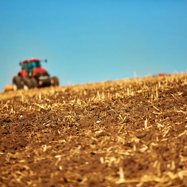 Krajobrazu Rolniczego Ciągnik Pracujących Polu Słoneczny Dzień Wiosny — Zdjęcie stockowe