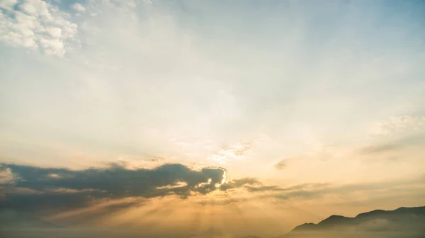 云朵在五颜六色的天空背景移动 — 图库照片