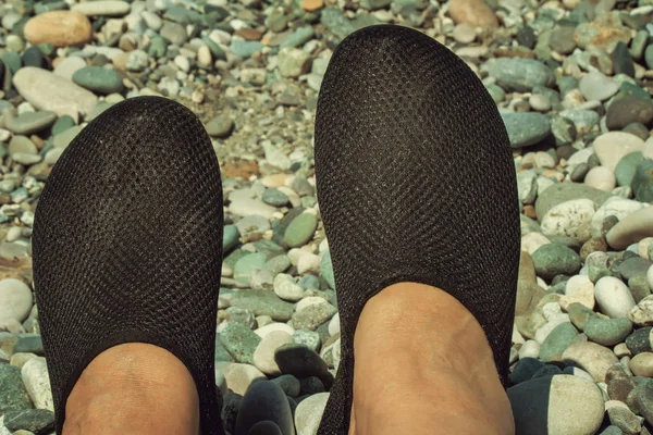 Cómodas Zapatillas Negras Los Pies Mujer Nadando Moviéndose Playa Rocosa — Foto de Stock