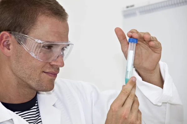 Joven Técnico Laboratorio Mirando Una Muestra Médica — Foto de Stock