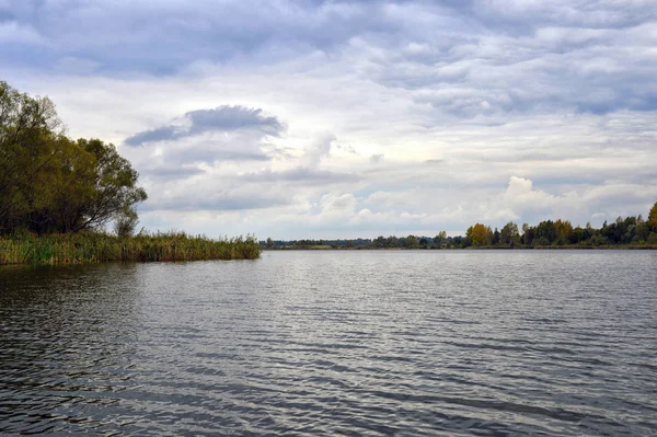 Paisagem Aquática Com Nuvens Ondulações Água Lago — Fotografia de Stock