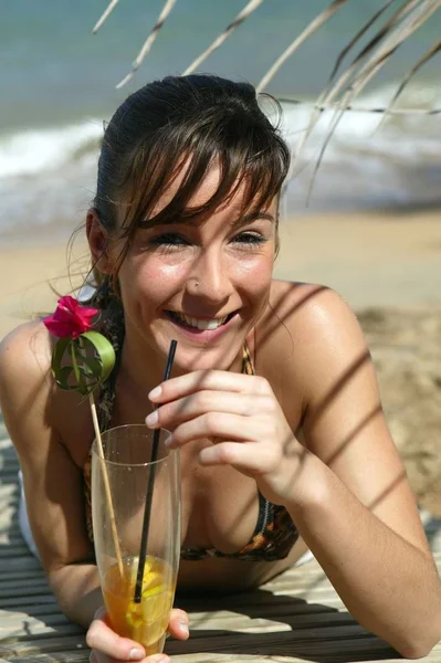 Donna Spiaggia Con Cocktail — Foto Stock